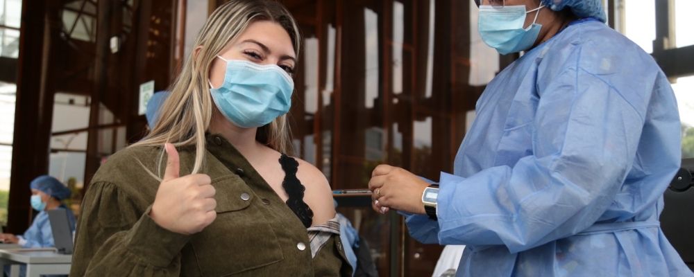 Medellín se Despidió del uso de Tapabocas en Espacios Cerrados: se Superó el 40% de Población con Dosis de Refuerzo